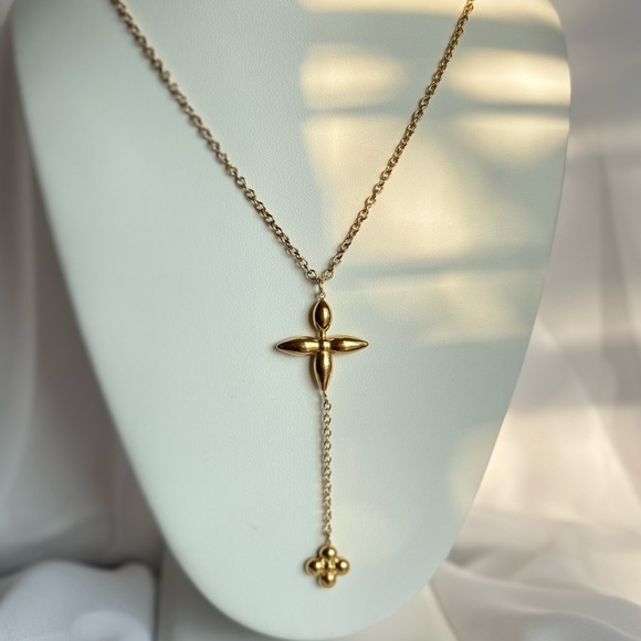 Elegant Gold Cross Clover Pendant Necklace - Picture 2 of 3